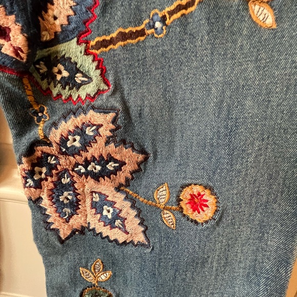 Alice + Olivia Denim with Floral Embroidered Accents Jeans - Picture 6 of 16